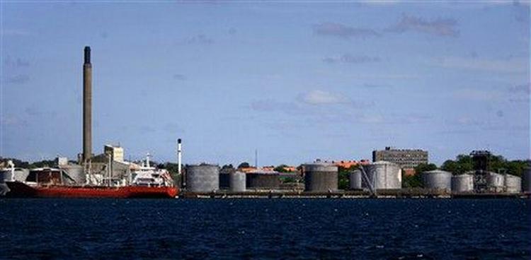 Fra havneanlægget i Fredericia slipper der hvert år, hvad der svarer til 9,4 millioner liter råolie, ud i den fri luft, når skibene i havnen lastes med olie.   Foto: Lars Skaaning 