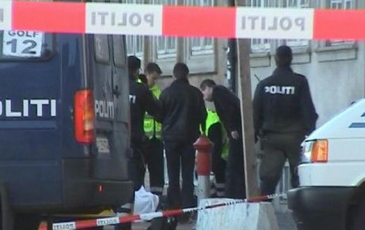 Politi og kriminalteknikere på gerningstedet i det centrale København. - Foto: LocalEyes 