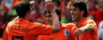 Anfører Philip Cocu (i midten) er en af fire skadede i Hollands trup. - Arkivfoto: AP. 
