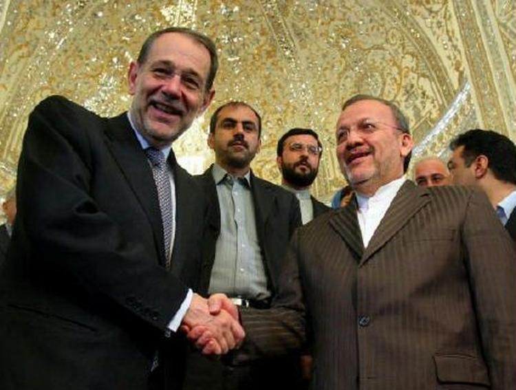 EU's udenrigspolitiske talsmand Javier Solana mødes med Irans udenrigsminister Manouchehr Mottaki. Iranernes topforhandler på atomspørgsmålet, Ali Larijani, kalder udspillet fra Vesten »positivt med tvetydigheder«. - Foto: AP 
