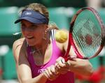 17-årige Nicole Vaidisova har spillet sig i semifinalen på gruset i Paris. Modstanderen her er en anden ung komet, russeren Svetlana Kuznetsova.- Foto: AP 