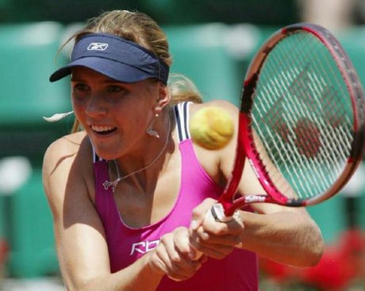 17-årige Nicole Vaidisova har spillet sig i semifinalen på gruset i Paris. Modstanderen her er en anden ung komet, russeren Svetlana Kuznetsova.- Foto: AP 