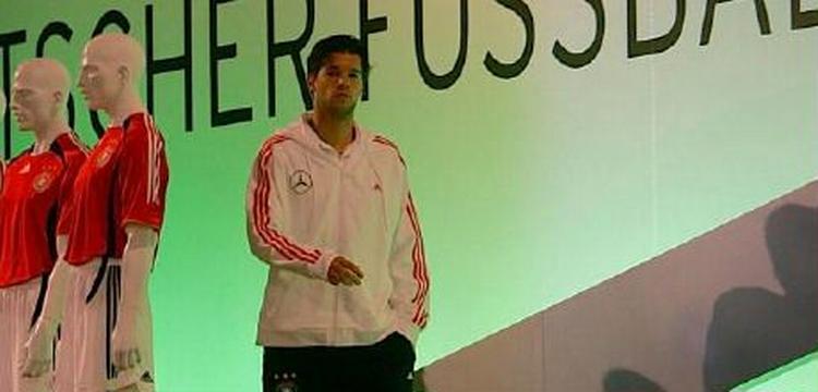 Ballack på vej til pressekonferencen i middags. - Foto: AP. 