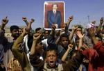 Sunnimuslimske tilhængere af den styrtede diktator Saddam Hussein demonstrerer mod USA i byen Tikrit. - Foto: AP 