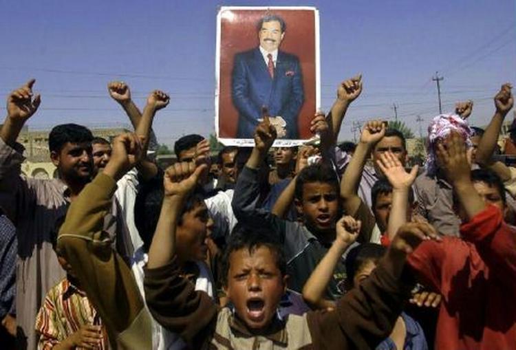 Sunnimuslimske tilhængere af den styrtede diktator Saddam Hussein demonstrerer mod USA i byen Tikrit. - Foto: AP 