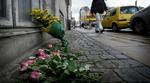Blomster ligger til minde om den dræbte ved gerningsstedet på hjørnet af Stormgade og Frederiksholms Kanal. - Foto: Jens Dresling 