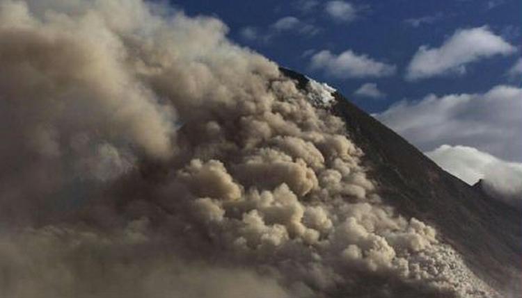 Merapi har det seneste døgn sendt nye strømme af rødglødende lava og ultrahede gasskyer ned ad bjergsiderne. - Foto: AP 