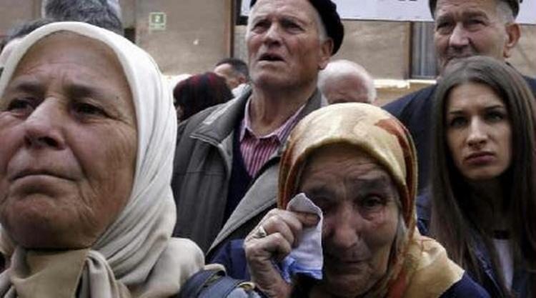 43 muslimske mænd blev fundet med ansigtet mod jorden og deres hænder bundet på ryggen - Foto: AP 