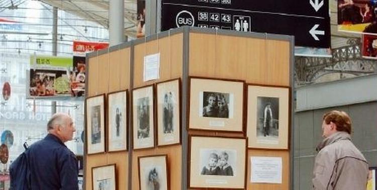 En udstilling af den franske jernbane SNCF på Gare du Nord i Paris i 2004 viser billeder af de franske jødiske børn, der blev sendt til nazisternes dødslejre under 2. verdenskrig. - Arkivfoto: AP 
