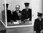 Adolf Eichmann på den første dag under retssagen mod ham i Israel. - Foto: AP 