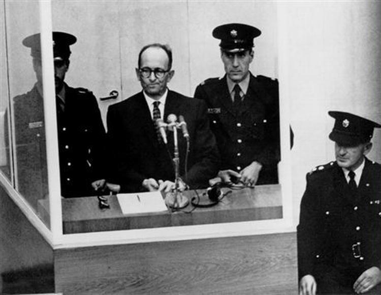 Adolf Eichmann på den første dag under retssagen mod ham i Israel. - Foto: AP 