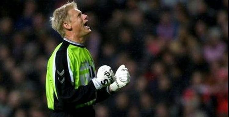 Peter Schmeichel er manden i målet på David Beckhams drømmehold. - Arkivfoto: Lars Poulsen 