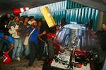 En kegle og en mursten flyver gennem luften, mens hundredvis af demonstranter entrer kongresbygningen i Brasiliens hovedstad Brasilia. - Foto: AP 