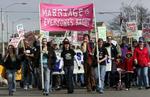 Kampen for homoseksuelles ret til ægteskab har raset længe i USA. Her demonstrerer en lesbisk organisation i Seattle tidligere i år. - Arkivfoto: AP 