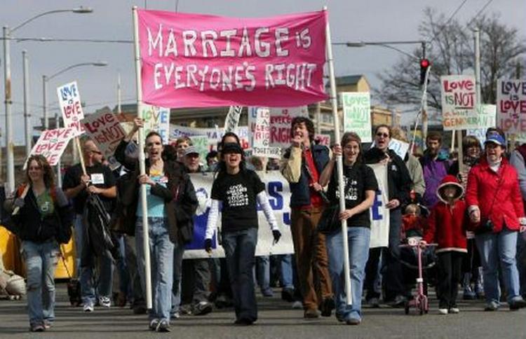 Kampen for homoseksuelles ret til ægteskab har raset længe i USA. Her demonstrerer en lesbisk organisation i Seattle tidligere i år. - Arkivfoto: AP 