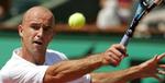 Lubicic hamrer til bolden under kampen mod Julien Benneteau. - Foto: AP 