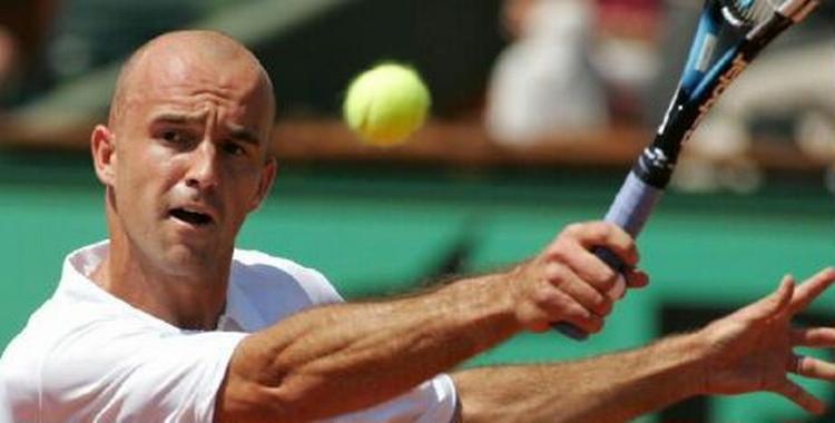 Lubicic hamrer til bolden under kampen mod Julien Benneteau. - Foto: AP 