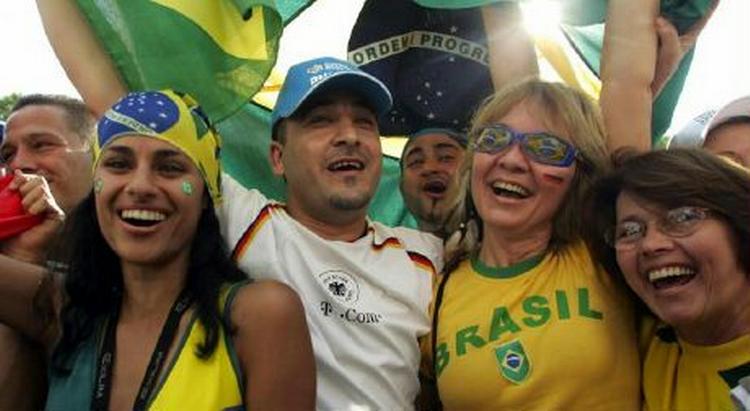 Brasilianske og tyske fans jubler under festen i Berlin. - Foto: AP 