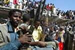 Bevæbnede grupper fra de stridende parter kontrollerer gaderne i Mogadishu. - Foto: AP 