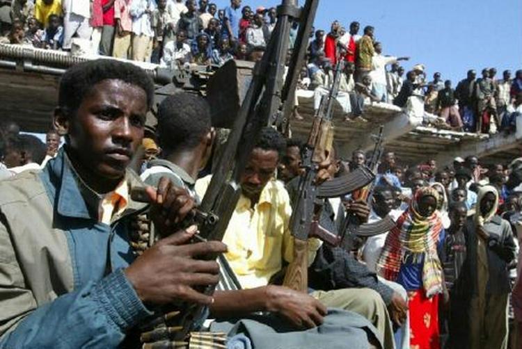 Bevæbnede grupper fra de stridende parter kontrollerer gaderne i Mogadishu. - Foto: AP 