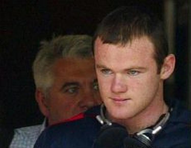 Rooney forlader klinikken i Manchester for at vende tilbage til Tyskland. - Foto: AP 