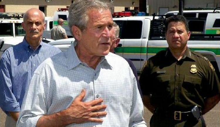 Den amerikanske præsident - her i Laredo, Texas - er glad for, at det nu kan blive dyrere at vise usømmeligt tv. - Foto: AP 