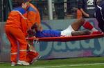 Djibril Cisse røg direkte på operationsbordet i aftes. Han er tidligst klar til fodbold igen engang i efteråret. - Foto: AP 