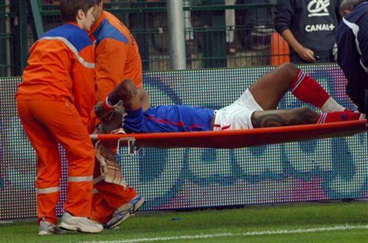 Djibril Cisse røg direkte på operationsbordet i aftes. Han er tidligst klar til fodbold igen engang i efteråret. - Foto: AP 