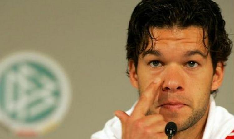 Michael Ballack så bekymret ud allerede på pressemødet i går. Måske anede han hvor det bar hen? - Foto: AP. 