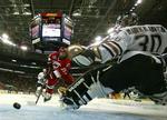 Doug Weight (39) passerer Edmontons finske målmand, Jussi Markkanen. - Foto: AP 