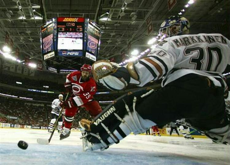 Doug Weight (39) passerer Edmontons finske målmand, Jussi Markkanen. - Foto: AP 