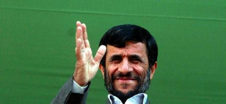 Irans præsident Mahmoud Ahmadinejad er fodboldfan og vil måske gerne til Tyskland til VM. Men det sætter jødiske organisationer sig skarpt imod. - Foto: AP 