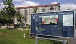 Hitlers gamle førerbunker markeres nu i Berlins gadebillede. Et skilt er rejst på stedet med detaljer om bunkerens layout og konstruktion - kun 200 meter fra et holocaust-mindesmærke. - Foto: AP 