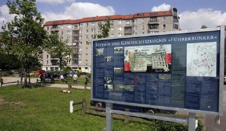 Hitlers gamle førerbunker markeres nu i Berlins gadebillede. Et skilt er rejst på stedet med detaljer om bunkerens layout og konstruktion - kun 200 meter fra et holocaust-mindesmærke. - Foto: AP 