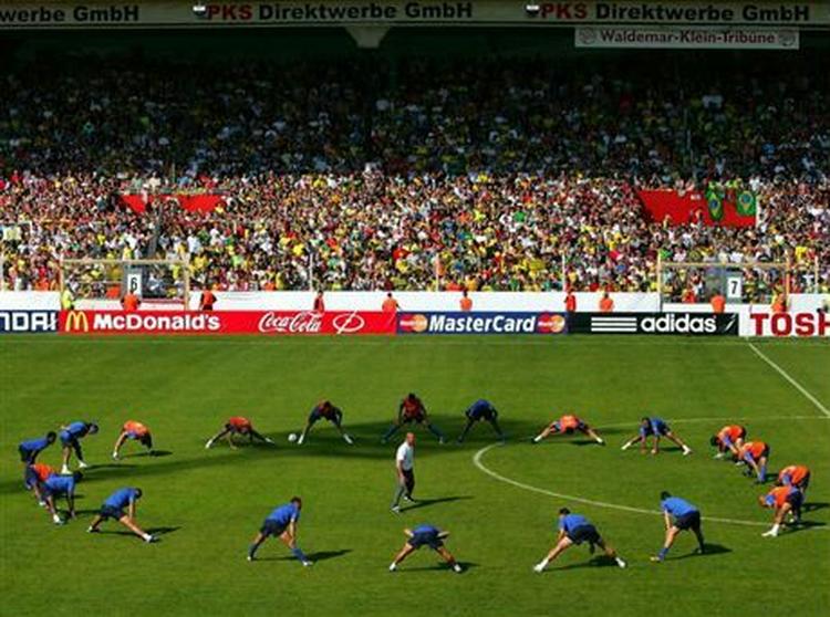 25.000 tilskuere var på plads, da Brasilien trænede i går i Offenbach. - Foto: AP 