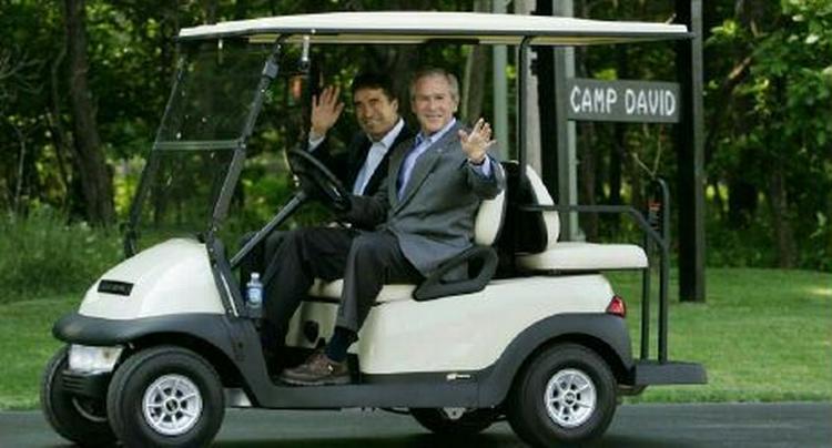 Bush gav Fogh en køretur, da den danske statsminister var ankommet til Camp David. - Foto: AP 