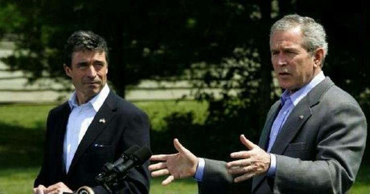 George W. Bush og Anders Fogh Rasmussen har diskuteret situationen på Guantanamobasen. - Foto: AP 