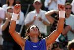 Rafael Nadal rækker armene i vejret efter sidste bold i semifinalen. - Foto: AP 