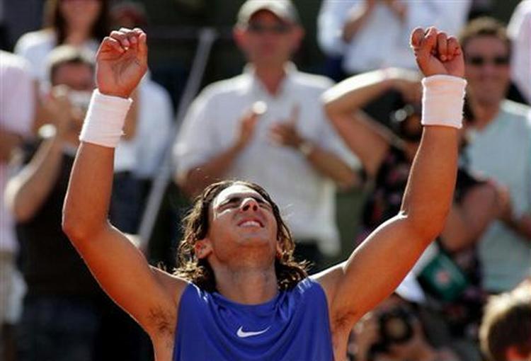 Rafael Nadal rækker armene i vejret efter sidste bold i semifinalen. - Foto: AP 
