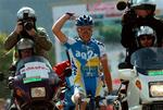 Ludovic Turpin løfter armen, da han kører over stregen. - Foto: AP 