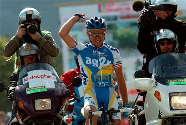 Ludovic Turpin løfter armen, da han kører over stregen. - Foto: AP 