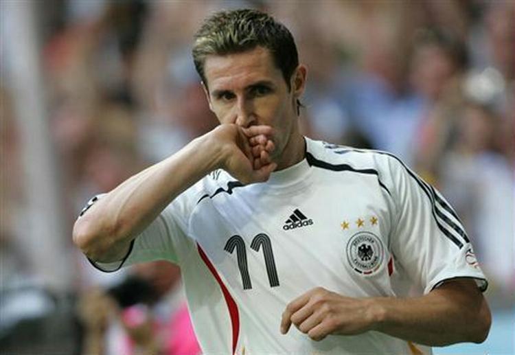 Miroslav Klose jagtede et hattrick mod Costa Rico, men måtte 'nøjes' med to scoringer. - Foto: AP 