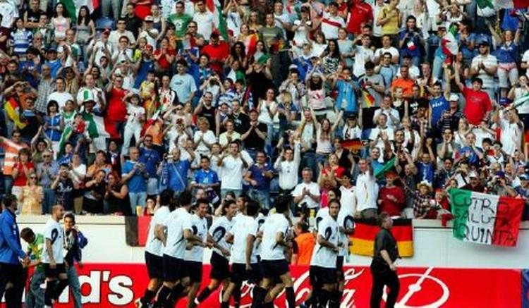 De tyske spillere bliver tiljublet af deres fans efter sejren. - Foto: AP 