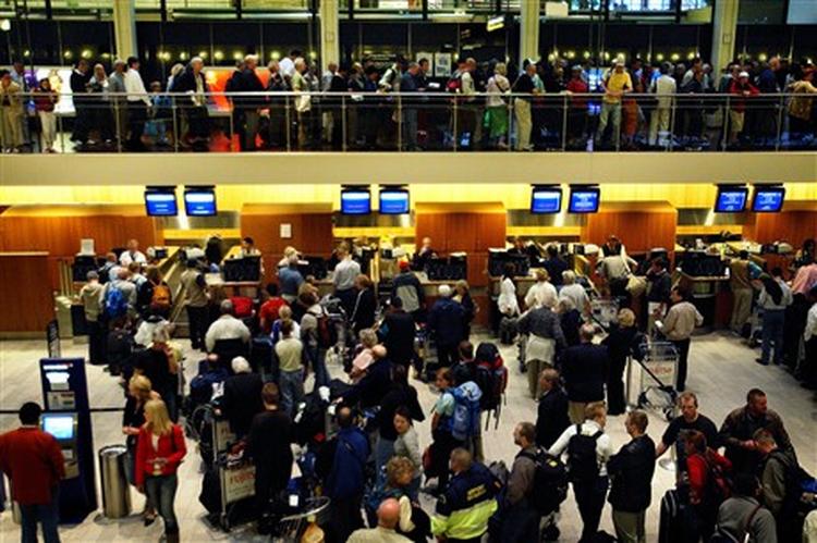 Reducering af sikkerhedspersonale i lufthavnen betyder længere køer og vrede flypassagerer, mener de lufthavnsansattes fagforeninger.   Arkivfoto: Nicolai Svane 
