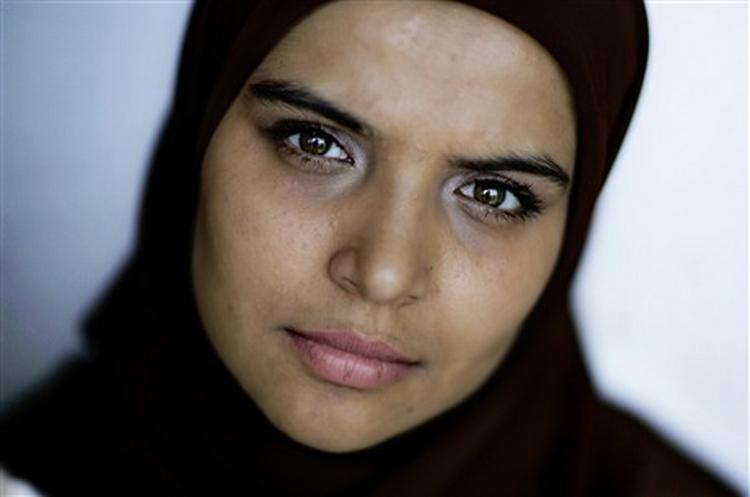 Samilla Qureshi (billedet) tager sig af sin kusine Abera og to fætre Hassan og Sami, mens børnenes forældre er indlagt.   Foto: Peter Hove Olesen 