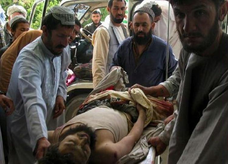 En såret afghaner får behnadling efter et luftangreb i Kandahar. Afghanistan har oplevet en blodig periode, hvor omkring 400 er blevet dræbt i maj måned. - Arkivfoto: AP 