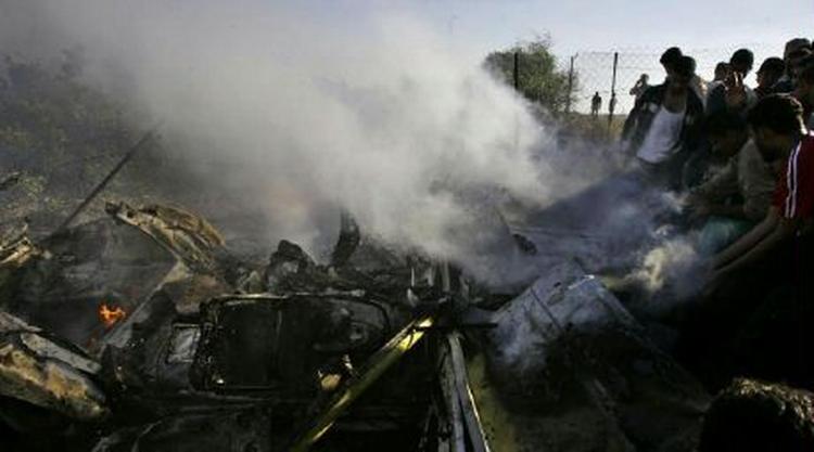 Palæstinensere i Gaza ser på resterne af en bil, som Israel ødelagde med missiler fredag. I dag har Hamas angrebet Israel for første gang siden en våbenhvile kom i stand for 16 måneder siden. - Foto: AP 