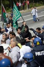 En antimuslimsk demonstration i Gellerup i Århus blev mødt af flere moddemonstranter. - Foto: Rasmus Baaner 