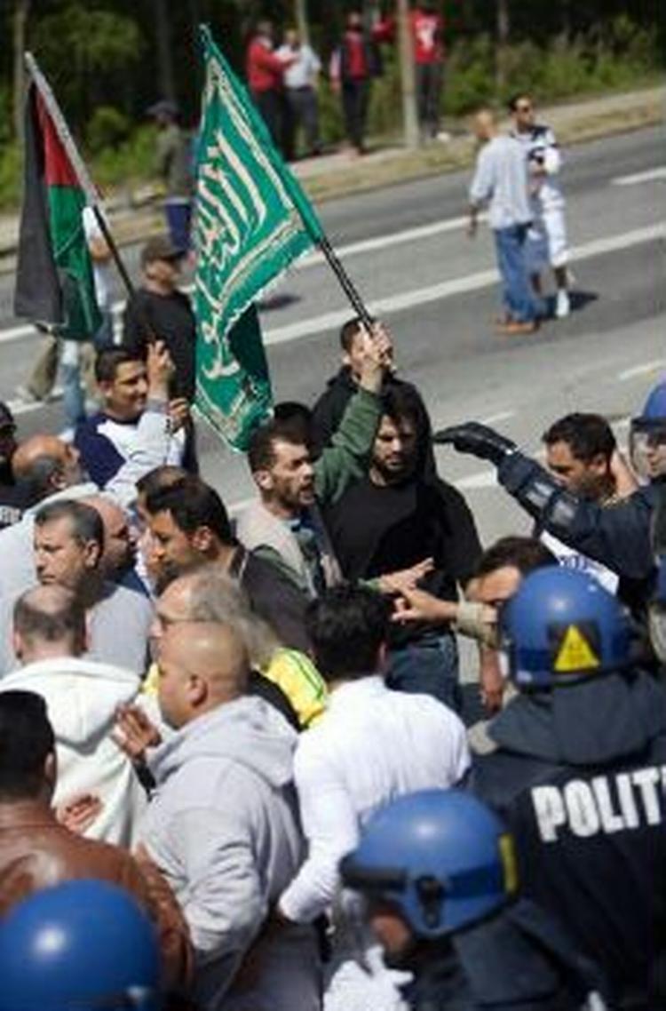 En antimuslimsk demonstration i Gellerup i Århus blev mødt af flere moddemonstranter. - Foto: Rasmus Baaner 