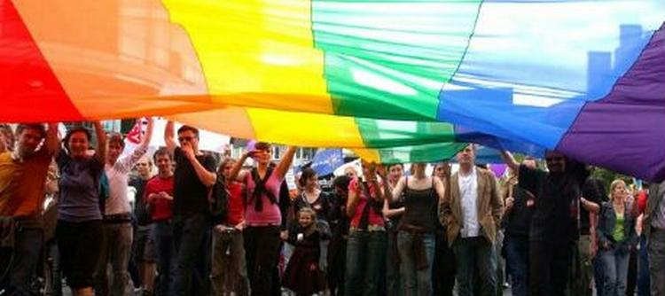 Det var et farverigt optog, der gik gennem Warszawas gader, da homoseksuelle demonstrerede i Polen. - Foto: AP 